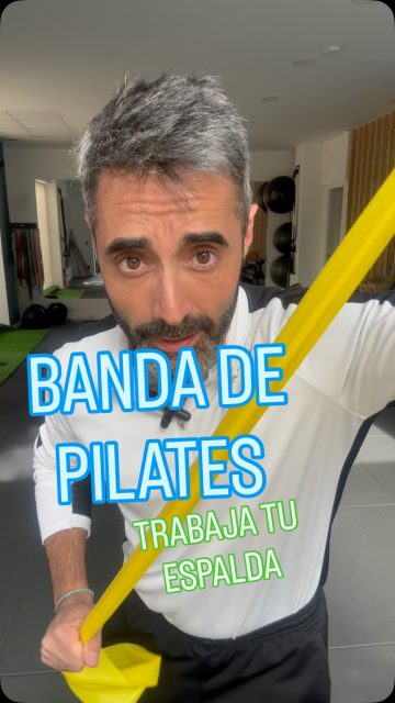 Con estos dos ejercicios, puedes empezar a trabajar la musculatura posterior de tus piernas y es un inicio para trabajar la musculatura de la espalda.
la banda elástica que se suele utilizar en pilates y yoga es una herramienta muy versátil, muy barata y muy útil a la hora de empezar a mover el cuerpo con el objetivo de mejorar la funcionalidad
Recuerda que estos son dos ejercicios entre tantos cientos que podrían servirte hoy para mejorar la salud de tu espalda y empezar a eliminar ese dolor tan molesto .
Déjame comentarios si tienes una hernia y dudas de si podrás hacer este tipo de ejercicios